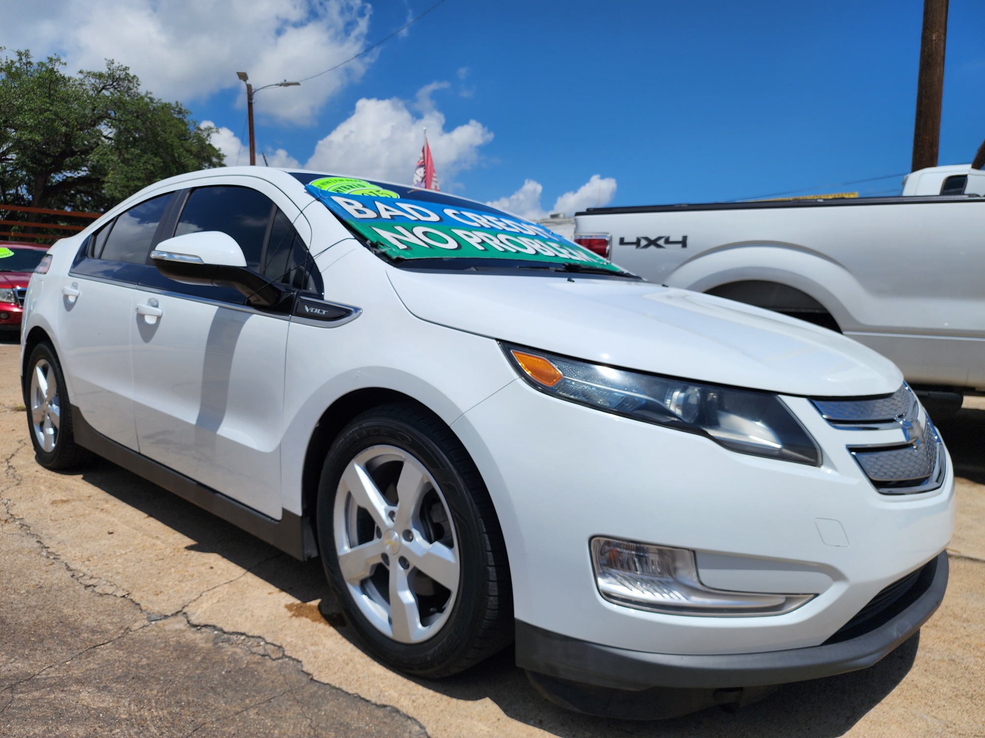 2015 WHITE Chevrolet Volt (1G1RA6E45FU) with an ELECTRIC engine, Continuously Variable Transmission transmission, located at 2660 S.Garland Avenue, Garland, TX, 75041, (469) 298-3118, 32.885387, -96.656776 - Photo #1